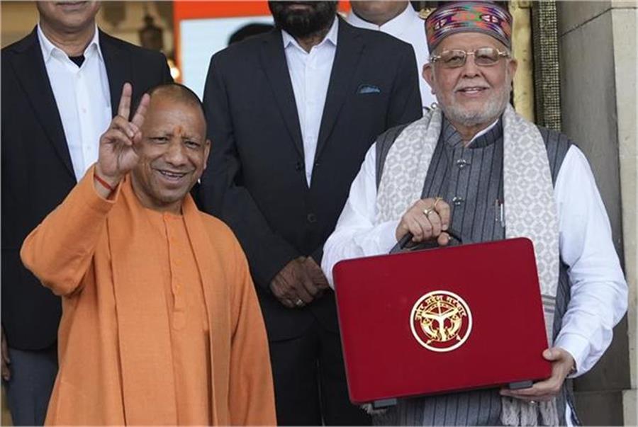 गन्ना ₹30 महंगा, बिजली मुफ्त और खातों में 94,000 करोड़! CM योगी के 'महा-बजट' ने किसानों की कर दी बल्ले-बल्ले, पढ़िए बड़े ऐलान