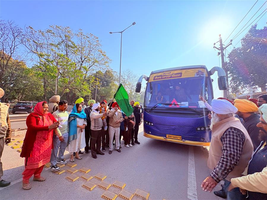 मुख्यमंत्री तीर्थ यात्रा योजना के तहत विधायक कुलवंत सिंह ने बस को दिखाई हरी झंडी 
