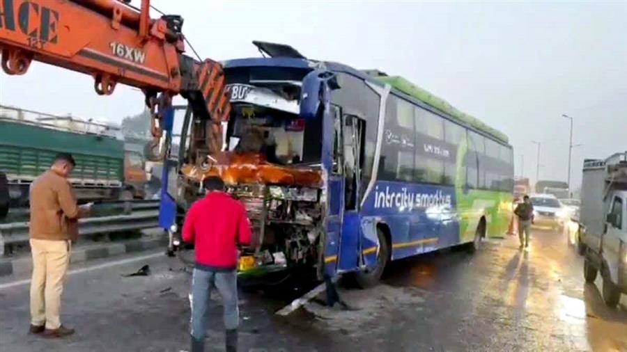सोनीपत में भीषण हादसा: अमृतसर से दिल्ली जा रही वोल्वो बस की फ्लाईओवर पर ट्रक से टक्कर, कंडक्टर की मौत