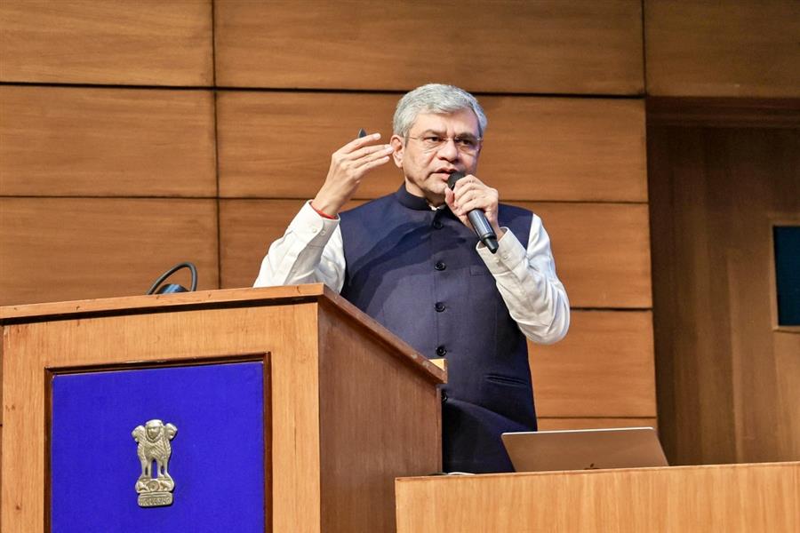 कंटेंट क्रिएटर्स के साथ निष्पक्ष रेवेन्यू शेयर करें सोशल मीडिया प्लेटफॉर्म: अश्विनी वैष्णव