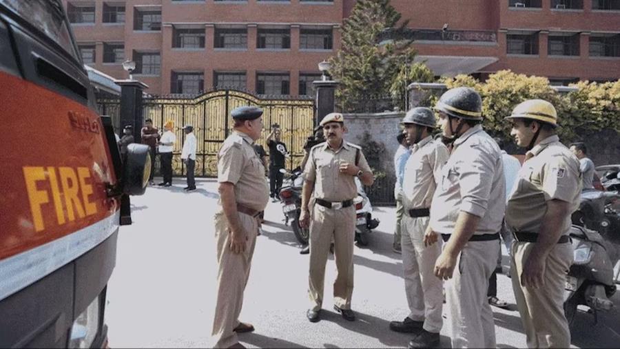 दिल्ली के स्कूलों में फिर बम धमकी, पुलिस और दमकल अलर्ट पर