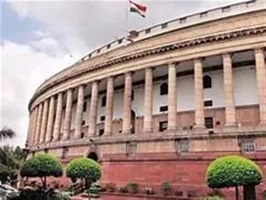 रसोई गैस सिलेंडर की कमी को लेकर संसद भवन परिसर में सांसदों का प्रदर्शन