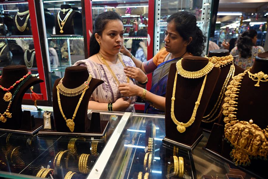 फेड फैसले के बाद सोने-चांदी पर दबाव, दोनों धातुओं में गिरावट