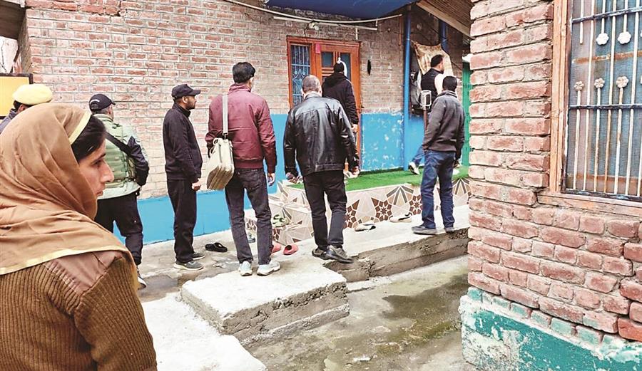 कश्मीर में आतंकी नेटवर्क पर करारा प्रहार, CIK ने लश्कर-ए-तोएबा से जुड़े आतंकी मॉड्यूल की जांच में 10 स्थानों पर छापे मारे
