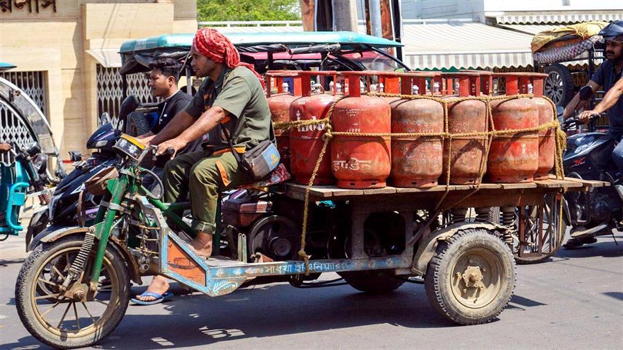 देश में घरेलू LPG सिलेंडरों की डिलीवरी सामान्य, ऑनलाइन एलपीजी सिलेंडर बुकिंग में 94 प्रतिशत की वृद्धि
