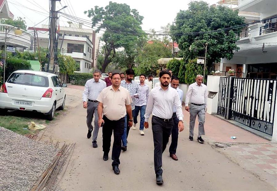 आयुक्त श्री विनय कुमार के नेतृत्व में पंचकूला नगर निगम ने 7 अप्रैल से 16 अप्रैल तक विभिन्न वार्डों और सेक्टरों में प्रातः कालीन निरीक्षण कार्यक्रम किया जारी