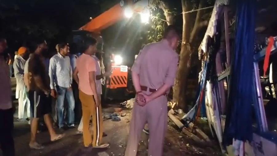 पंजाब : आनंदपुर साहिब से लौट रहे श्रद्धालुओं की बस पलटी, करंट की चपेट में आने से 6 की मौत, 15 घायल