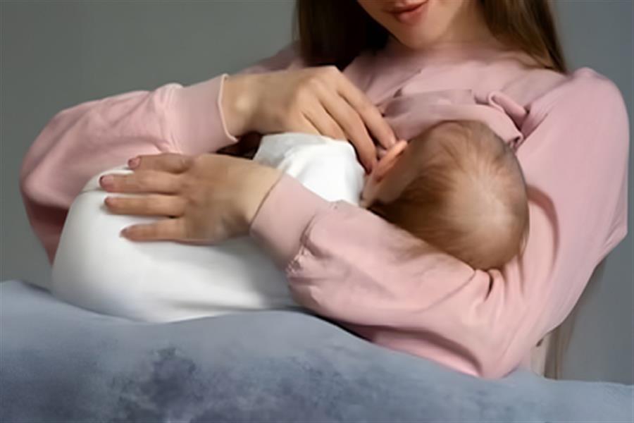 जन्म के बाद पहले घंटे में नवजात के लिए स्तनपान क्यों है जरूरी? जानिए फायदे