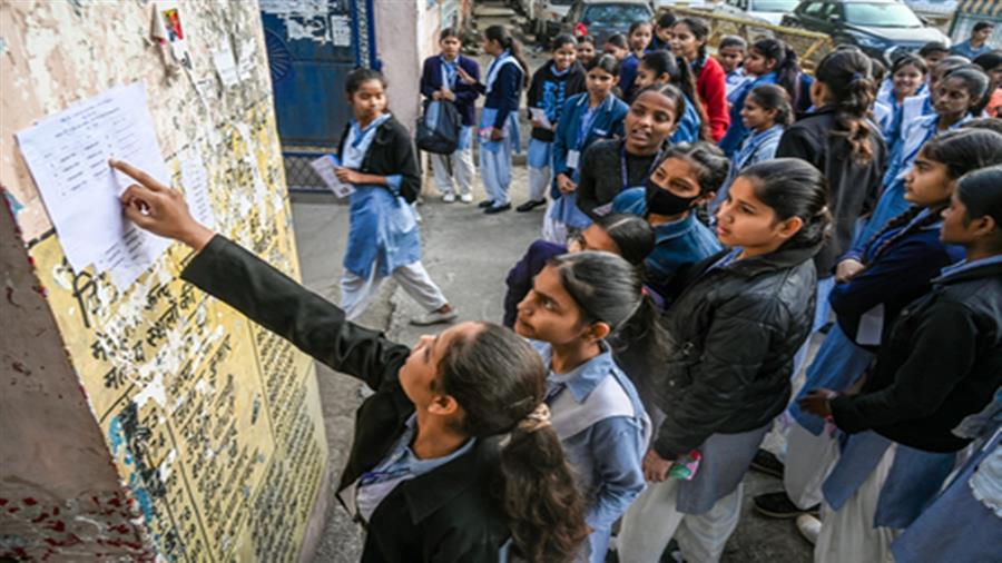 यूपी बोर्ड रिजल्ट: लड़कियों का जलवा, 10वीं में कशिश और अंशिका, 12वीं में शिखा वर्मा टॉपर
