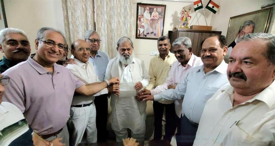 ऊर्जा मंत्री अनिल विज ने अंबाला छावनी की रामबाग गौशाला को सौंपा 23.12 लाख रुपए का अनुदान, कहा 