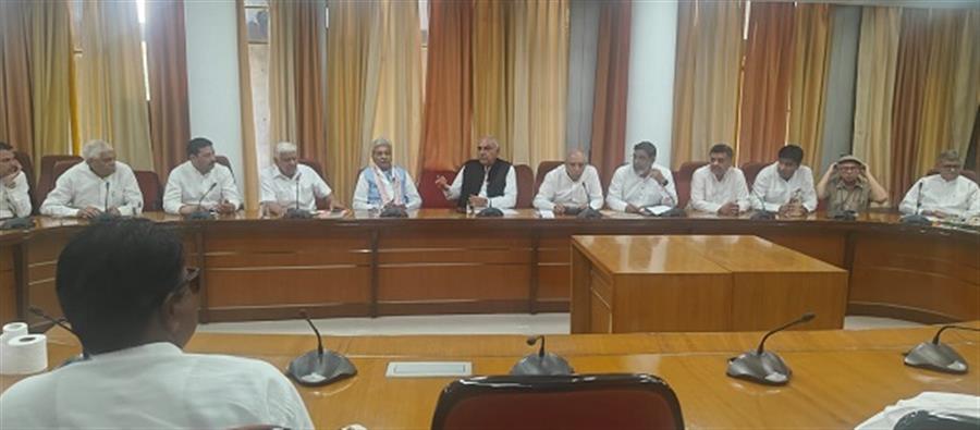 महिला आरक्षण पर महाभारत : कांग्रेस ने घेरी भाजपा, विधानसभा सत्र का बहिष्कार कर चलाया समानांतर सदन