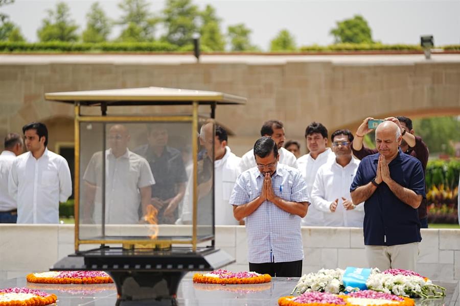 केजरीवाल और मनीष सिसोदिया गांधी समाधि पर जाकर हुए नतमस्तक, सत्याग्रह के मार्ग पर डटे रहने की मांगी शक्ति