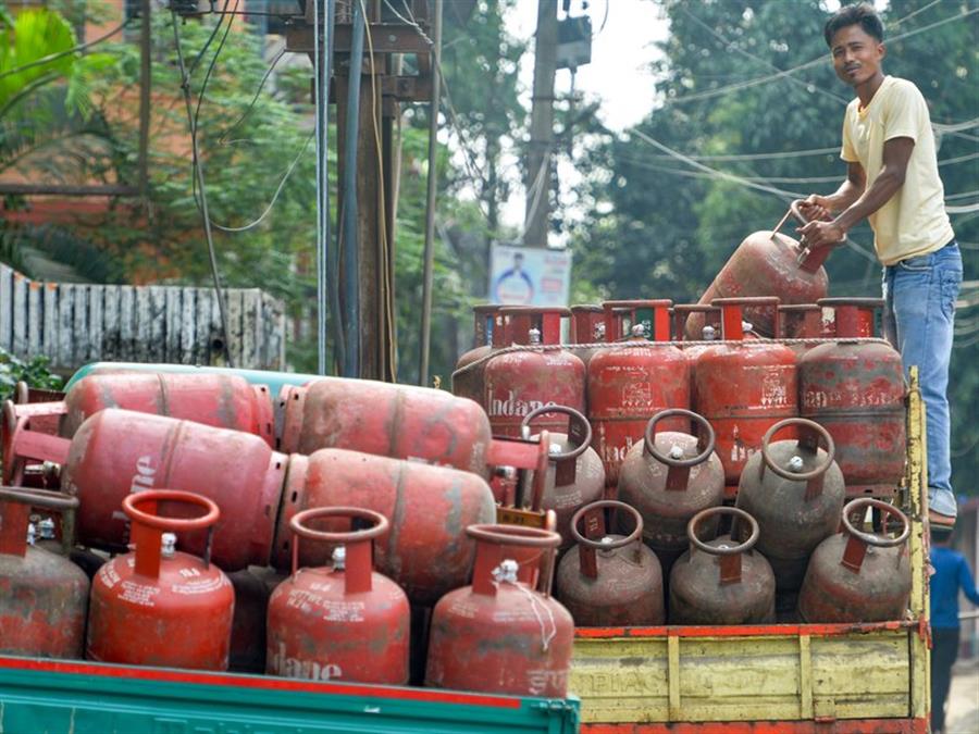 कमर्शियल एलपीजी सिलेंडर की कीमत 993 रुपए बढ़ी, घरेलू उपभोक्ताओं के लिए जारी रहेगी राहत