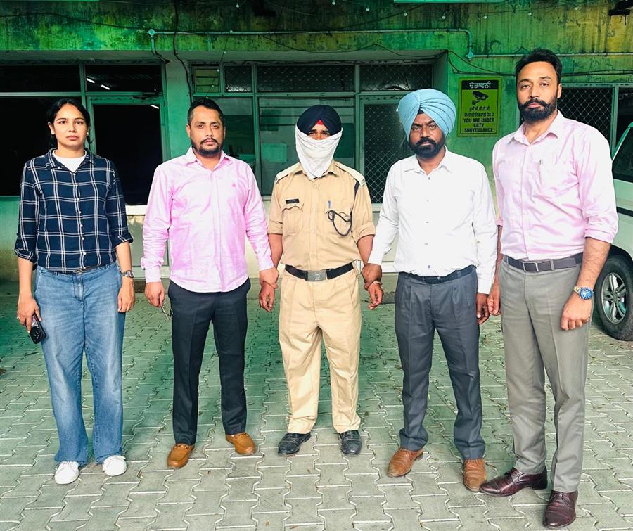 5000 रुपये रिश्वत लेते हुए ग्लाडा का सिक्योरिटी गार्ड विजीलेंस ब्यूरो ने रंगे हाथों पकड़ा