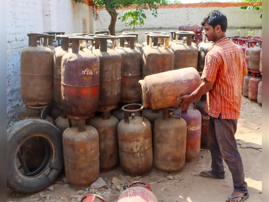 पिछले दो दिनों में 87.28 लाख से ज्यादा घरेलू एलपीजी सिलेंडरों की हुई डिलीवरी, सप्लाई पूरी तरह सामान्य: सरकार
