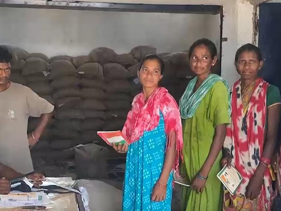 नक्सल मुक्त पोलमपल्ली में खुली स्थायी राशन दुकान, ग्रामीणों को मिली बड़ी राहत