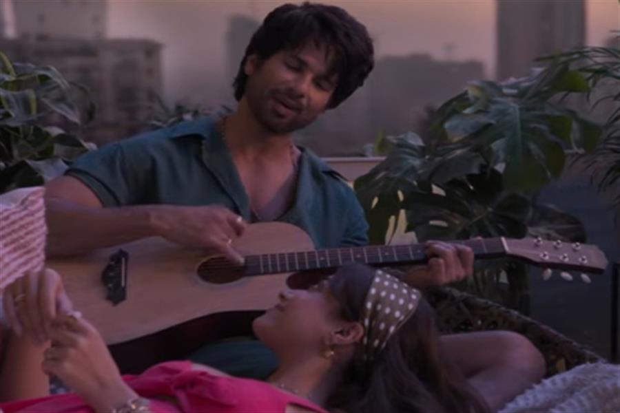 'कॉकटेल 2' का पहला रोमांटिक ट्रैक 'तुझको' आउट, प्यार के रंग में डूबे नजर आए शाहिद-रश्मिका