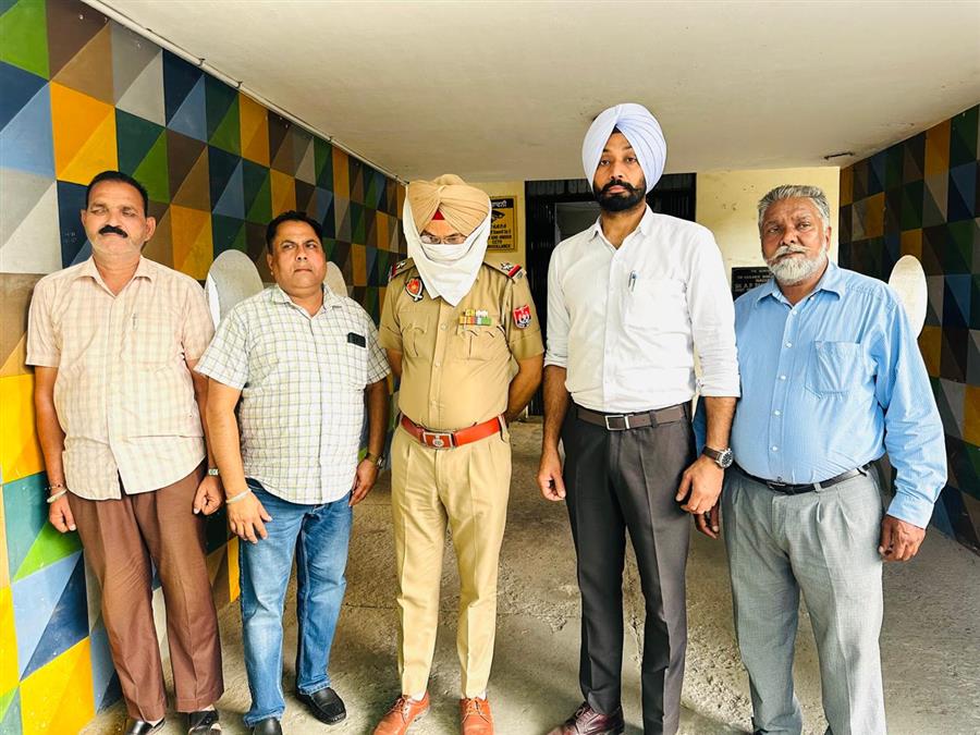 14 हजार रुपये की रिश्वत लेते सहायक उपनिरीक्षक को विजिलेंस ब्यूरो ने रंगे हाथ काबू किया
