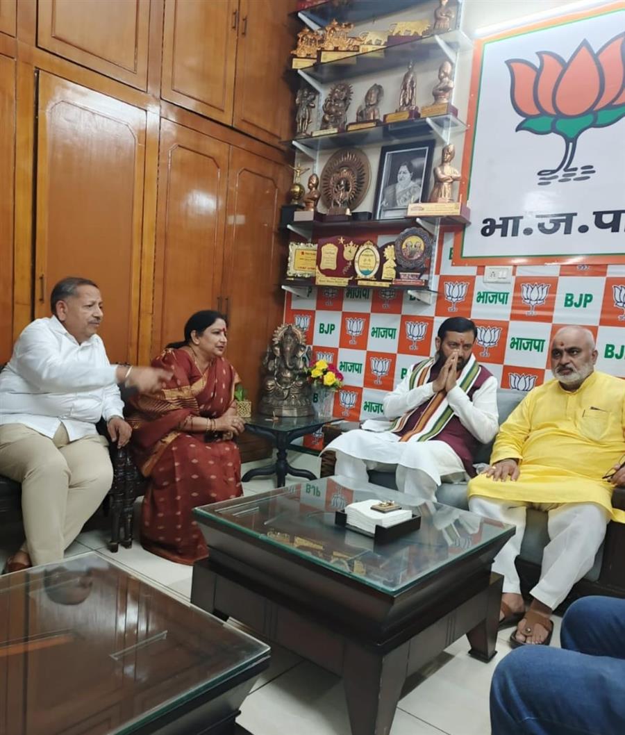 मुख्यमंत्री नायब सिंह सैनी ने स्वर्गीय उषा गुप्ता को दी श्रद्धांजलि, गुप्ता परिवार से की आत्मीय भेंट