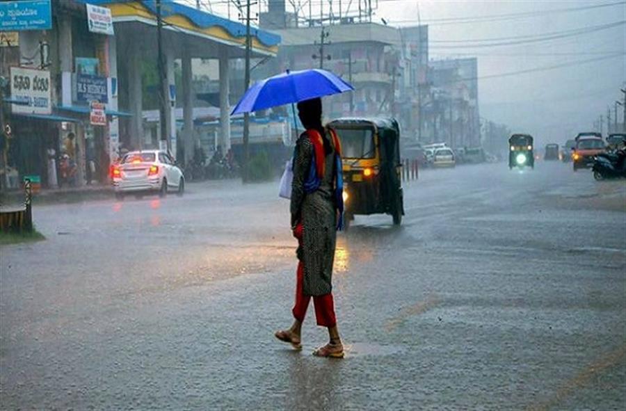 मौसम विभाग के रेड अलर्ट के बाद केरल के कई जिलों में स्कूल-कॉलेज बंद