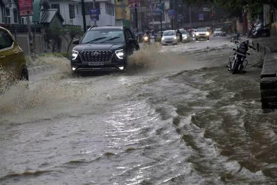 उत्तराखंड: मूसलाधार बारिश से जनजीवन अस्त-व्यस्त, देहरादून में सभी स्कूल बंद, सीएम धामी ने दिए अलर्ट रहने के निर्देश