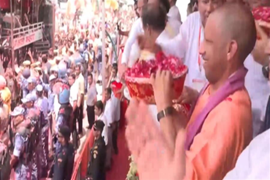 मेरठ में सीएम योगी ने कांवड़ियों पर बरसाए पुष्प, बोले-यात्रियों की सुरक्षा और सम्मान सरकार की प्राथमिकता