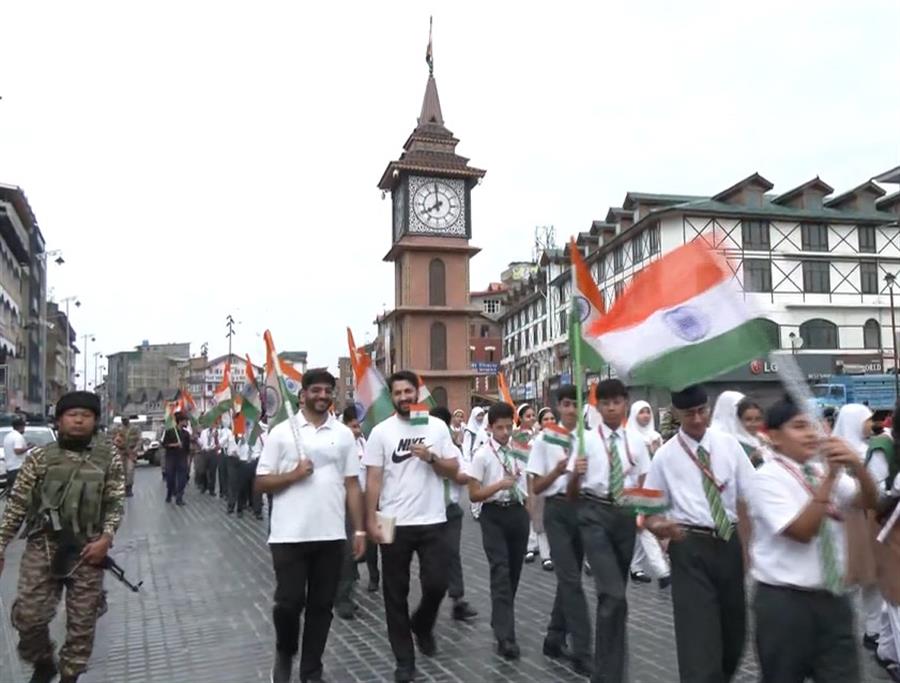 80वें स्वतंत्रता दिवस से पहले श्रीनगर के लाल चौक पर CRPF ने छात्रों के साथ निकाली तिरंगा रैली