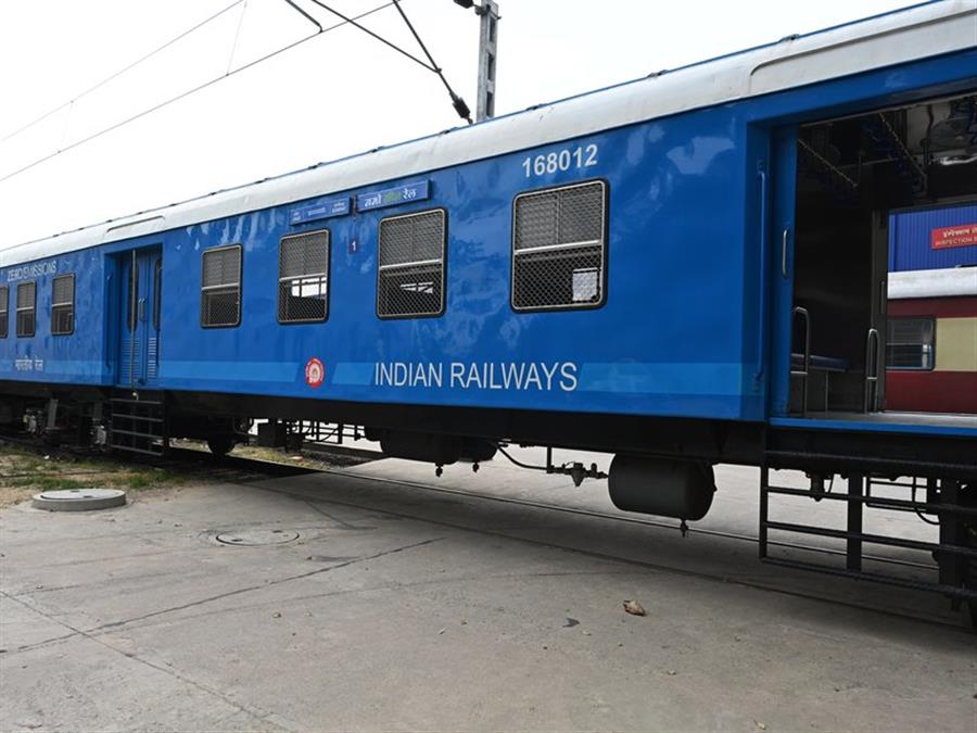 भारतीय रेलवे ने ट्रैक पर कवच सिस्टम की तैनाती के लिए 170 करोड़ रुपए मंजूर किए