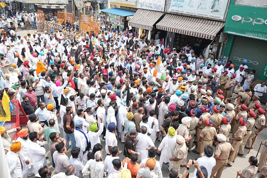 ज़ीरा में सीएम मान को काले झंडे दिखाने के लिए सैकड़ों कांग्रेस कार्यकर्ताओं ने राजा वड़िंग की अगुवाई में किया मार्च