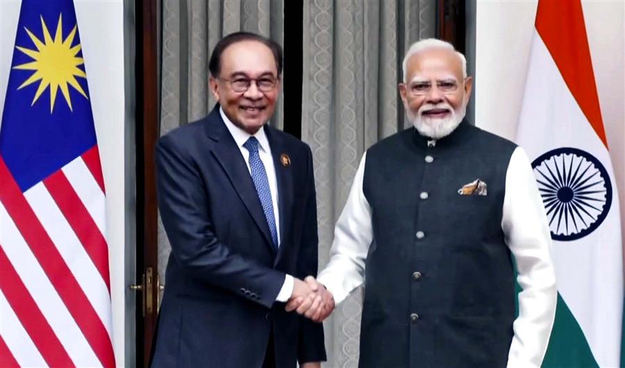 मलेशिया के पीएम से मिले प्रधानमंत्री मोदी, द्विपक्षीय बैठक में क्षेत्रीय और वैश्विक मुद्दों पर हुई बात