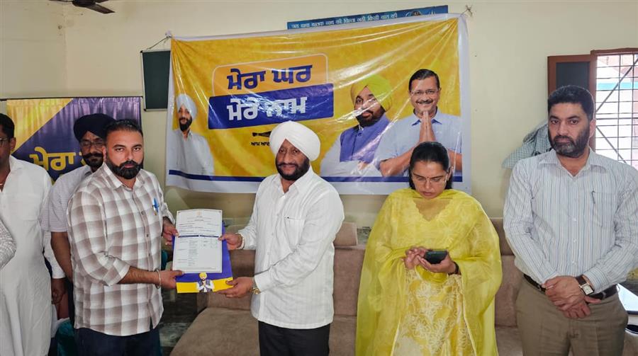 ‘मेरा घर मेरा मान’ योजना के तहत विधायक कुलवंत सिंह द्वारा लाल डोरा क्षेत्र की संपत्तियों के मालिकों को वितरित किए स्वामित्व कार्ड
