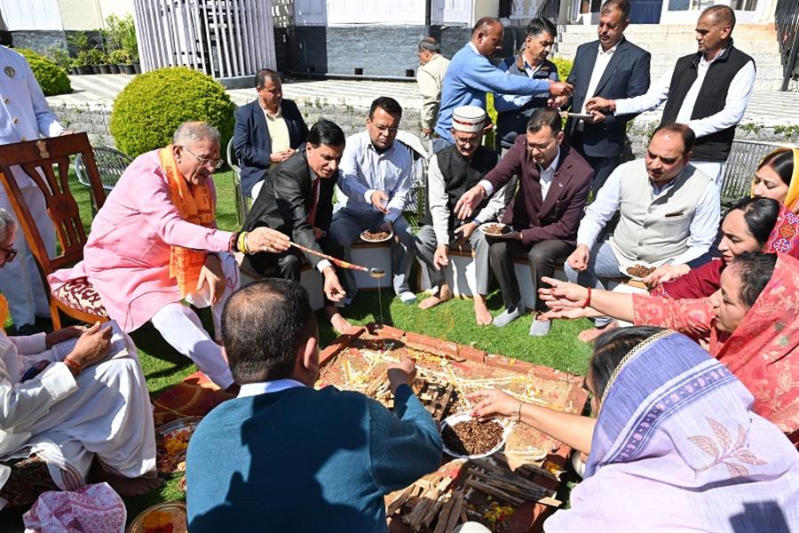 राज्यपाल ने लोक भवन में शारदीय नवरात्रि के अवसर पर किया हवन, हिमाचल प्रदेश की सुख-समृद्धि एवं खुशहाली की कामना की
