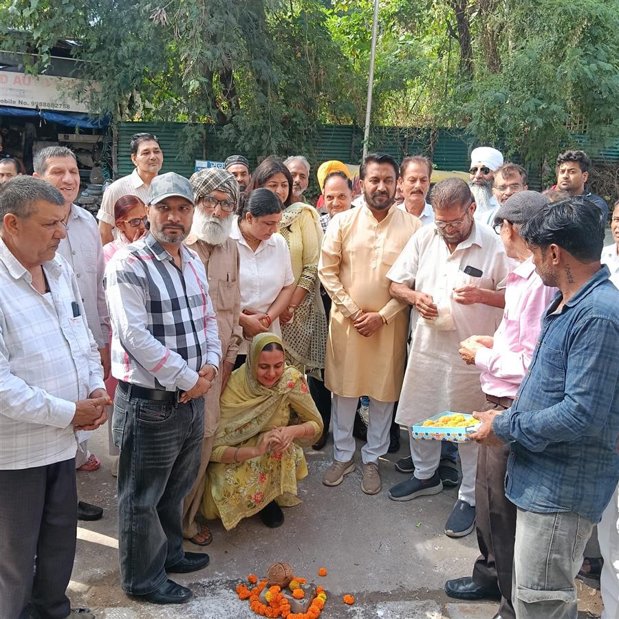 मनीमाजरा वार्ड नंबर 6 में विकास कार्यों की रफ्तार जारी, शांति नगर की गलियों में पेवर ब्लॉक लगाने का काम शुरू