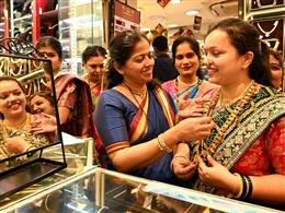मुनाफावसूली और डॉलर की मजबूती से सोने-चांदी की कीमतों में आई गिरावट