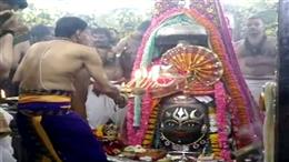 महाशिवरात्रि: त्रिशूल, चंद्र और सूर्य के दिव्य शृंगार में सजे बाबा महाकाल, उमड़ा श्रद्धालुओं का सैलाब