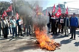 Sirmaur: एम्बुलैंस कर्मियों की हड़ताल चौथे दिन भी जारी, नाहन में फूंका नैशनल हैल्थ मिशन के MD का पुतला