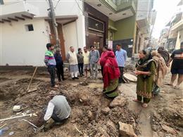 पेयजल समस्या पर सख्त हुए पूर्व मेयर, टैंकर से सप्लाई और नई लाइन डालने के आदेश