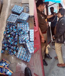 मोदीनगर में नकली Allout समेत कई ब्रांड का माल पकड़ाया, वाहन सहित दो गिरफ्तार