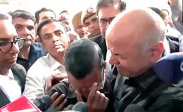मैं भ्रष्ट नहीं, कट्टर ईमानदार.. कोर्ट से बरी होते ही फफक-फफककर रो पड़े केजरीवाल