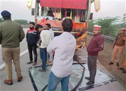 यमुना एक्सप्रेस-वे पर मौत का तांडव: डबल डेकर बस ने ईको कार को रौंदा, राजस्थान के छह लोगों की मौत