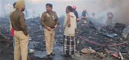 दिल्ली: रिठाला की झुग्गियों में आग का तांडव, आसपास के फ्लैट और फैक्ट्री भी प्रभावित