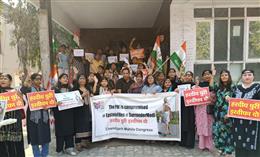 चंडीगढ़ : एप्स्टीन फाइल विवाद में हरदीप सिंह पुरी का नाम आने पर महिला कांग्रेस का हल्ला बोल; BJP मुख्यालय की ओर मार्च