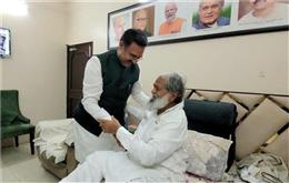 अनिल विज का विधानसभा अध्यक्ष ने जाना हालचाल, यूपीएससी क्लीयर करने वाले मुकुल जिंदल को विज ने खिलाए लड्डू