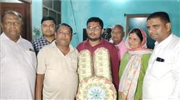 पिता के दिल में छेद, मां भी रहती है बीमार... बेटे ने UPSC की परीक्षा की पास