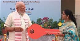 पीएम मोदी ने दिल्ली के सरोजिनी नगर में महिला लाभार्थियों को सौंपी जीपीआरए फ्लैट्स की चाबियां