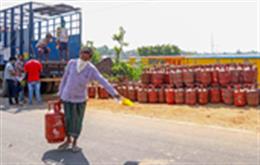 ईरान-इजरायल तनाव के बीच महाराष्ट्र सरकार अलर्ट, एलपीजी सप्लाई सुचारु रखने के लिए राज्यभर में बने कंट्रोल रूम