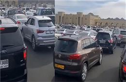 जंग का खौफः UAE छोड़कर ओमान भाग रहे लोग, Hatta बॉर्डर पर लगी गाड़ियों की लंबी कतारें ! 