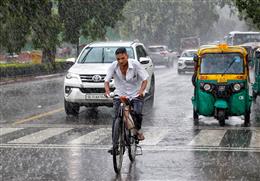 दिल्ली-एनसीआर में बदला मौसम का मिजाज, तेज हवाओं, गरज के साथ हुई बूंदाबांदी