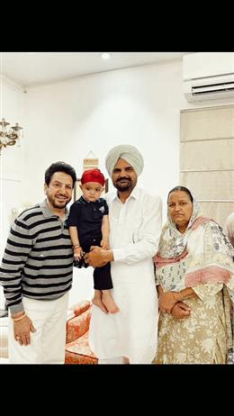 मूसेवाला के घर पहुंचे Gurdas Maan, छोटे शुभदीप को देख कहा, 