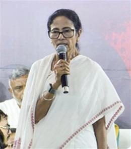 बंगाल में आईएएस-आईपीएस अधिकारियों के तबादले पर ममता बनर्जी ने चुनाव आयोग को लिखा पत्र